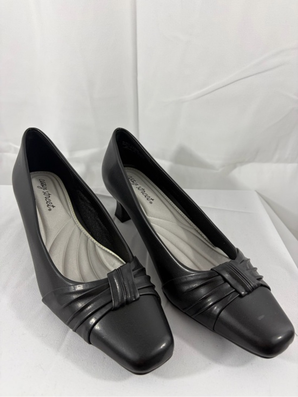 NWT Easy Street Women’s Size 7.5W Black Low Heel Pumps